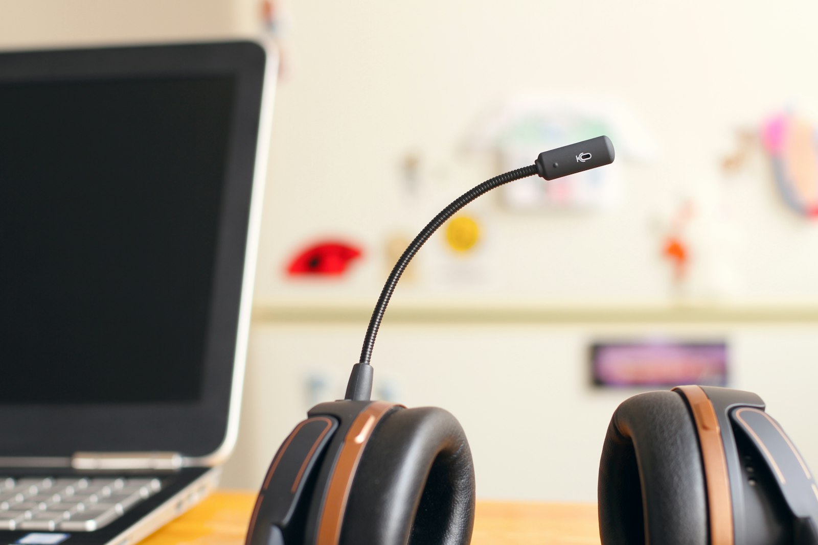 Fones de ouvido de atendimento sobre mesa
