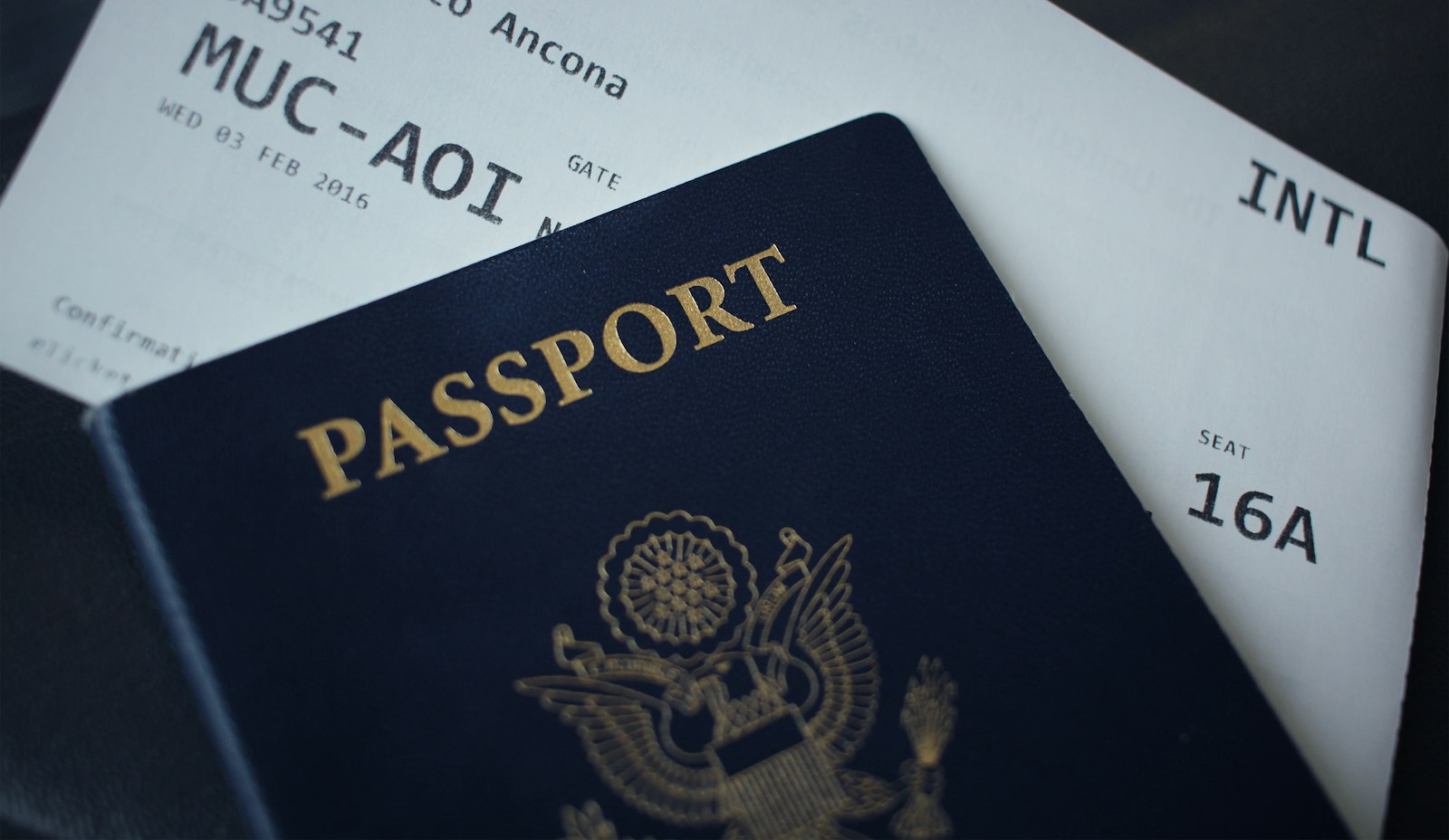 Passaporte e itens de viagem sobre mesa