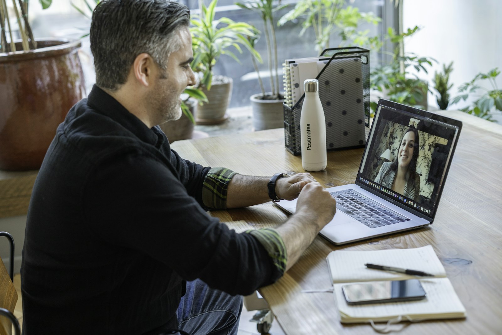 Profissional de RH em videochamada de recrutamento