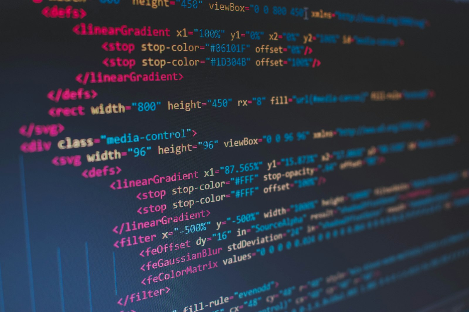 Desenvolvedor trabalhando em múltiplos monitores
